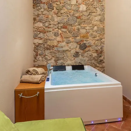 Rustico Con Jacuzzi In Toscana Holiday home *